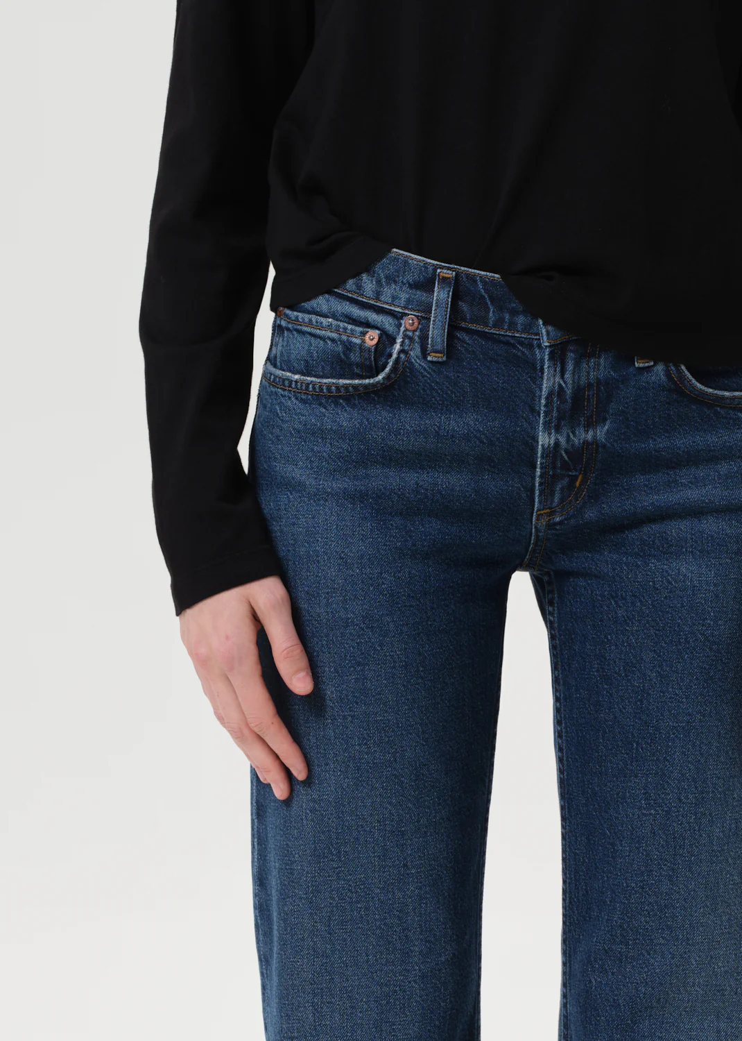 Low Rise Slim (Weightless Stretch) in Slick - Image 5